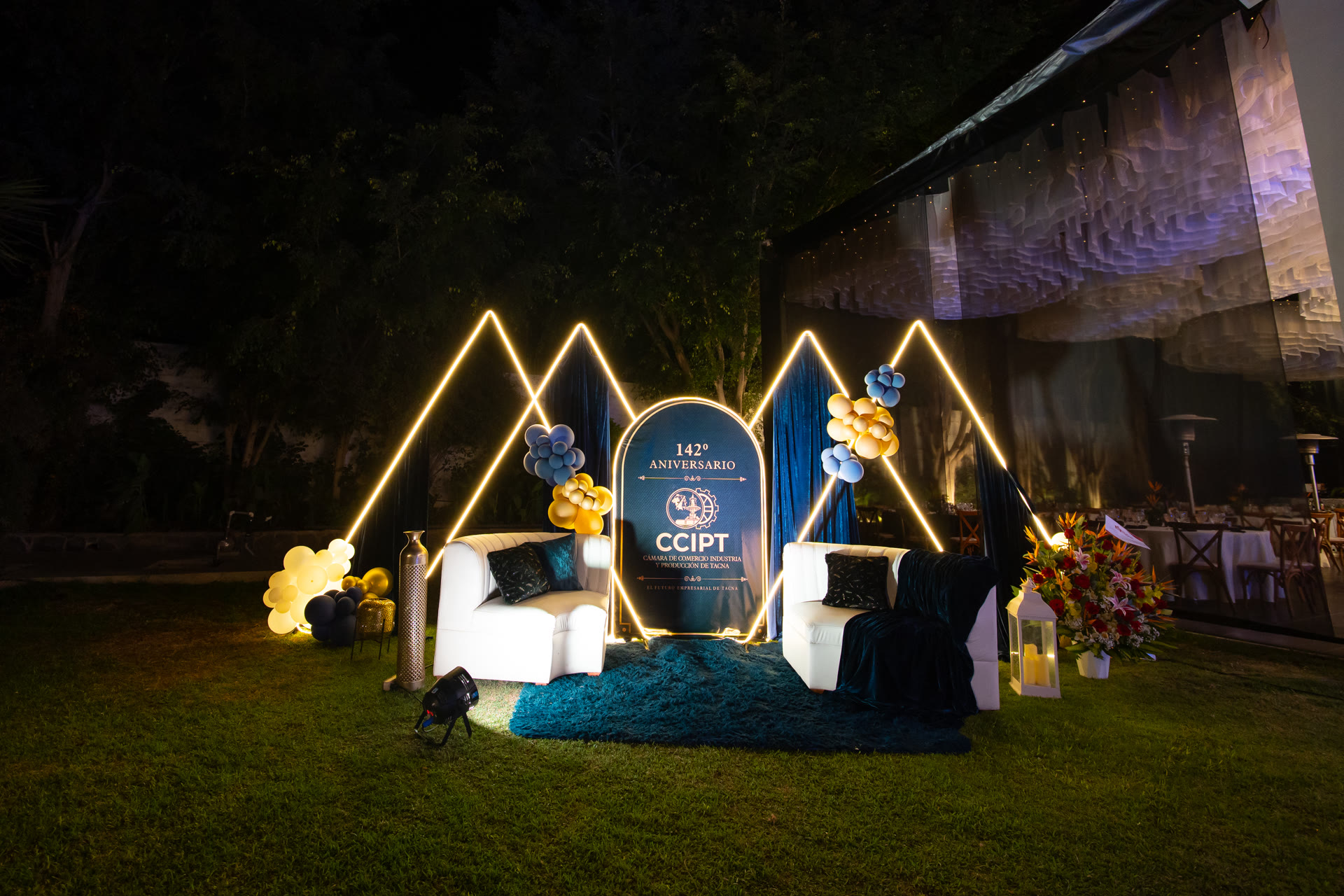 Mesas decoradas en blanco y dorado en El Hueco
