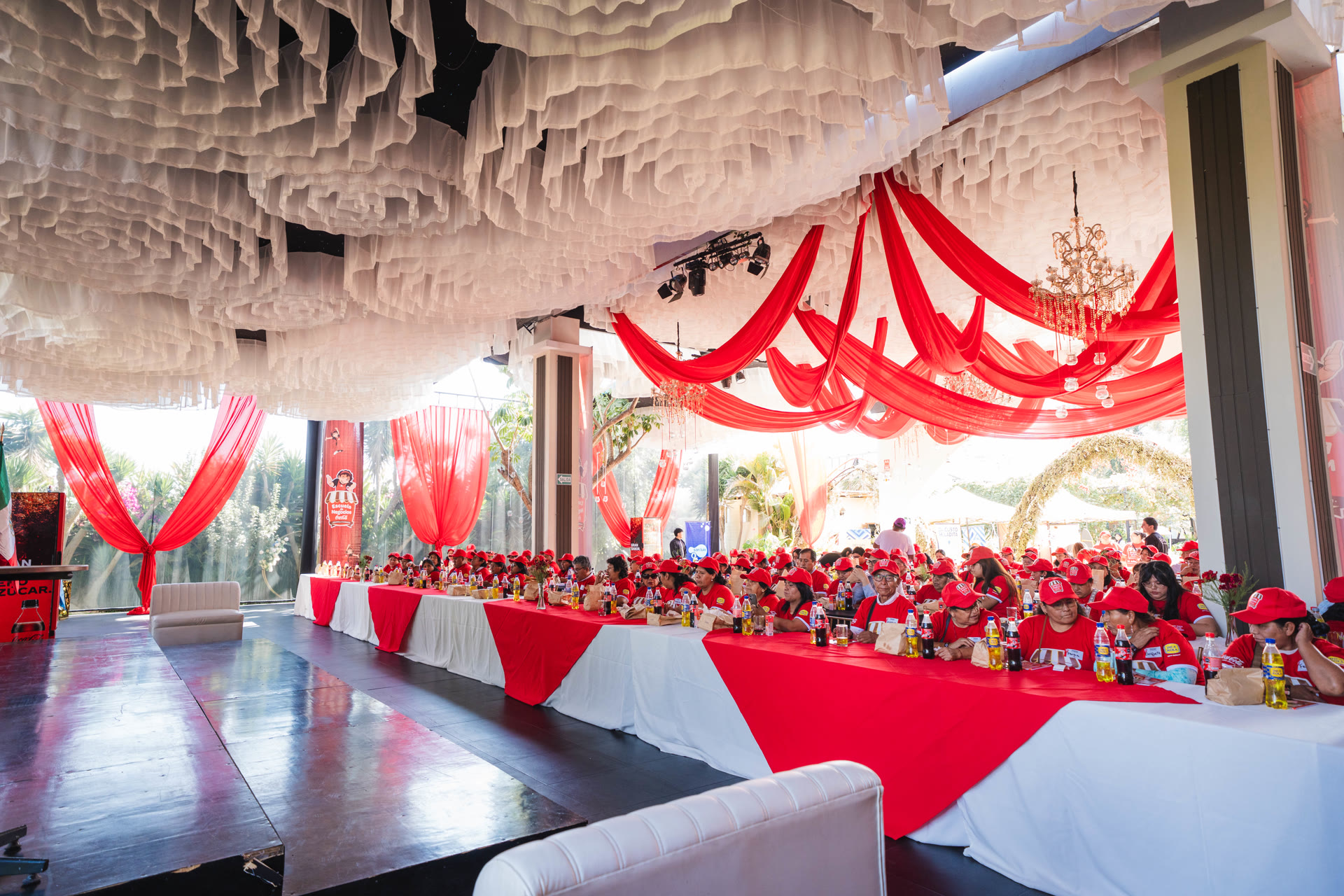 Stands de la Escuela de Negocios Coca-Cola en El Hueco