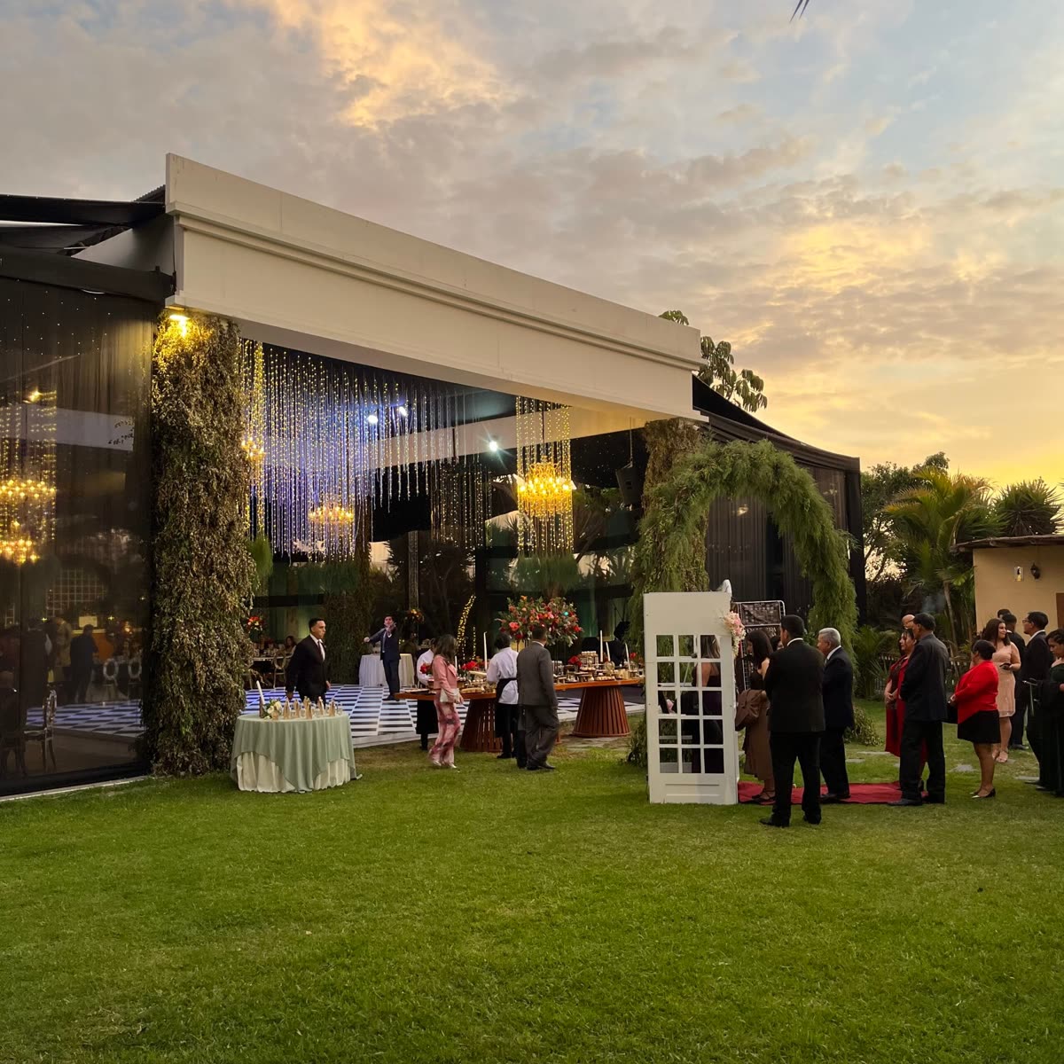 Terraza de El Hueco al atardecer, con luces cálidas