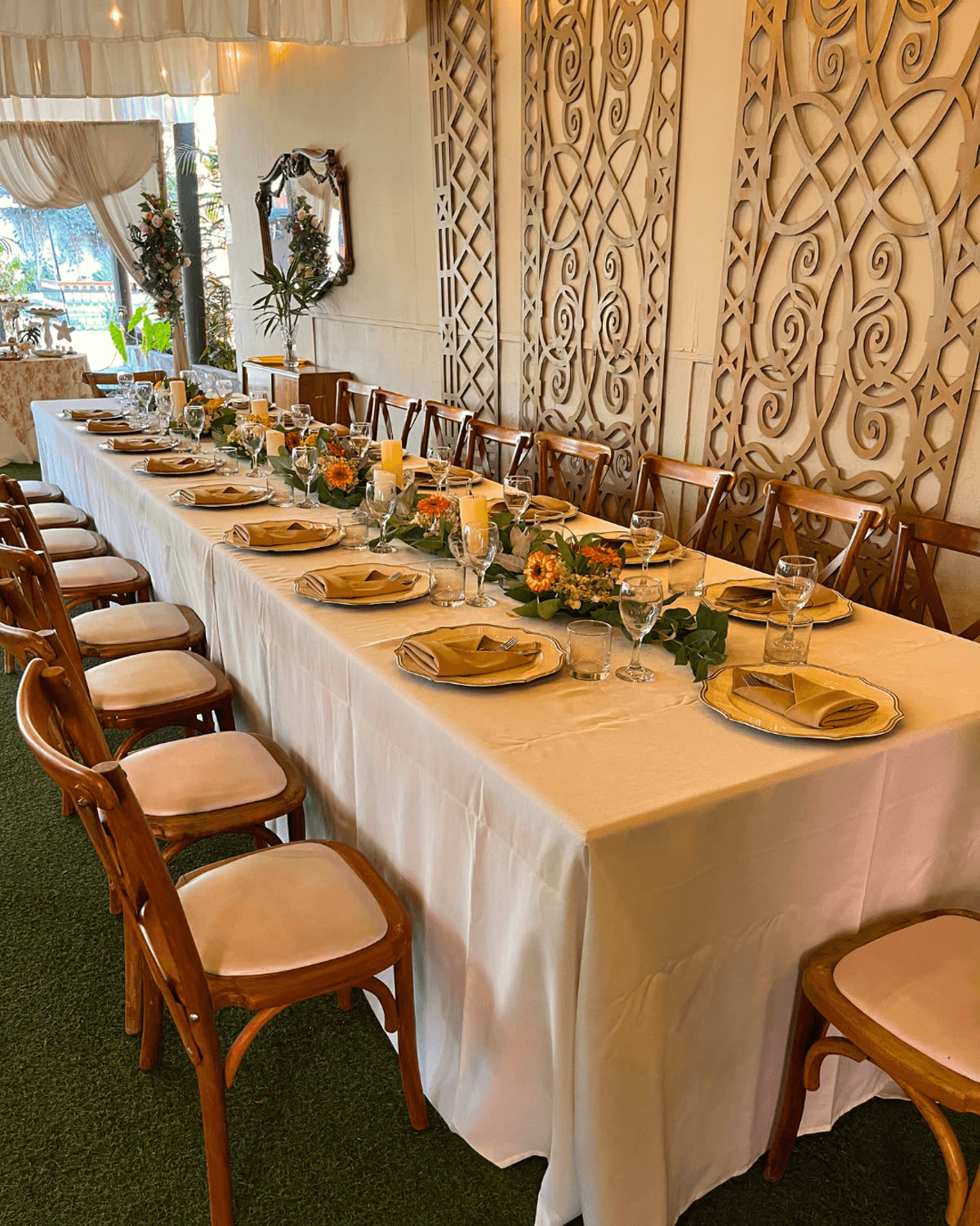 Mesa larga formal decorada para un evento en El Hueco