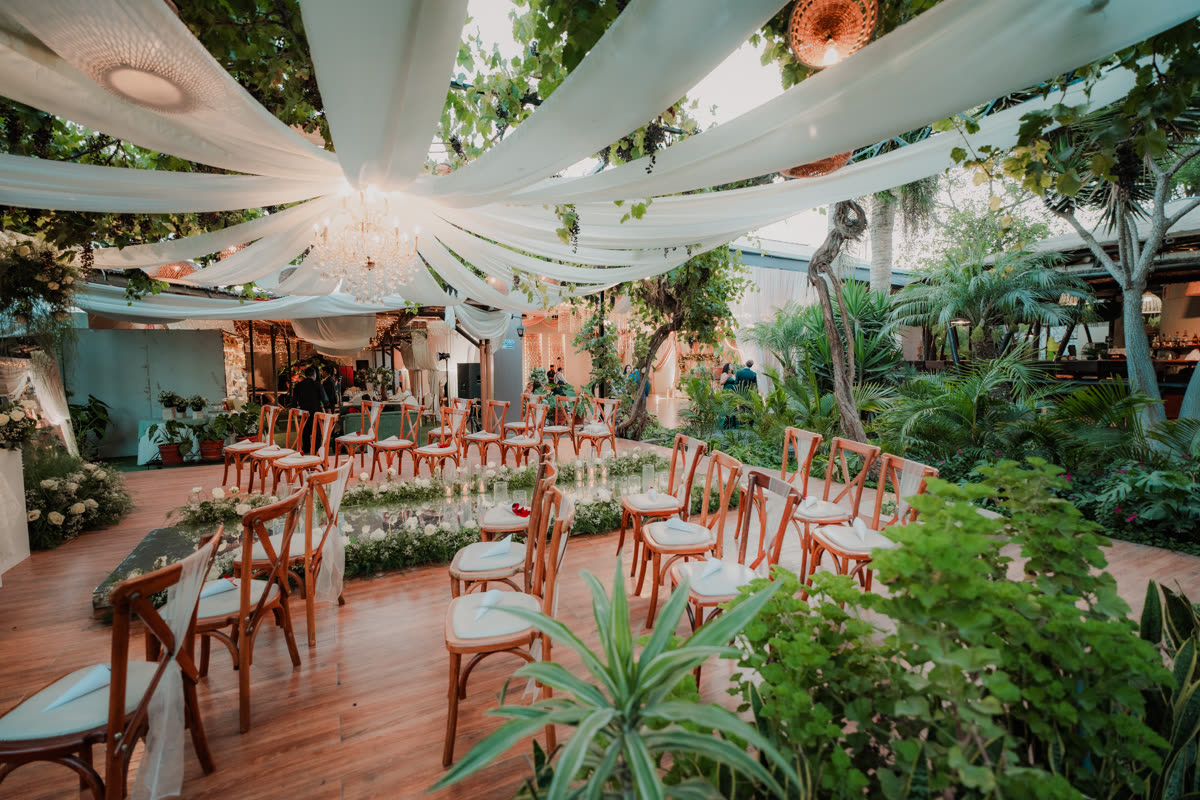 Pérgola de jardín con lámparas de cristal en El Hueco